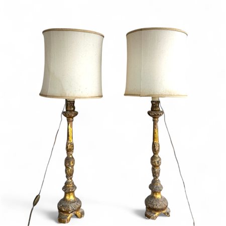 Coppia di candelieri in legno intagliato e dorato a mecca XIX secolo fusto a...