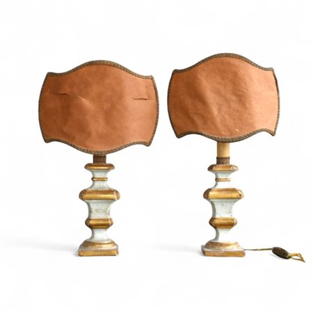 Coppia di perettoni in legno laccato bianco oro Fine del XVIII secolo montati...