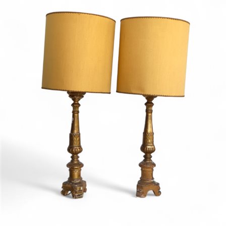 Due candelieri in legno dorato XIX secolo realizzati con fusto tornito e...