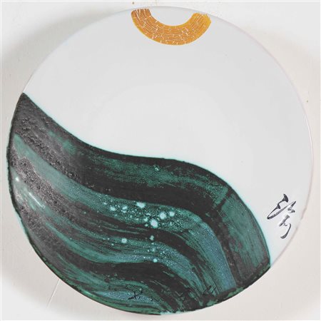 CHIN HSIAO (n. 1935) Piatto. Ceramica dipinta. Cm 29,00. Pezzo unico. Firma...