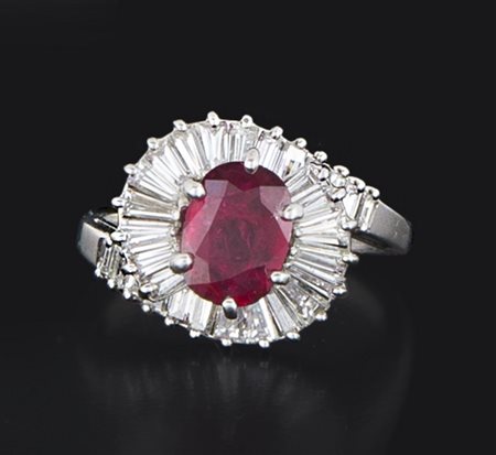 ANELLO ANELLO. In oro bianco 18 kt con rubino taglio ovale di cts. 1,20 ca....