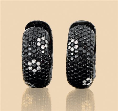 ORECCHINI COPPIA DI ORECCHINI. In oro brunito 18 kt perno e clip, montatura a...