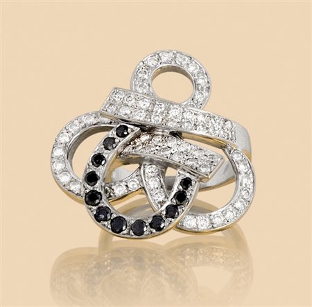 ANELLO ANELLO. In oro bianco 18 kt sommità a volute sovrapposte impreziosite...