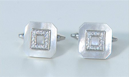 POLSINI COPPIA DI POLSINI. In oro bianco 18 kt di forma quadrangolare con...