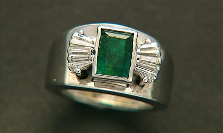 ANELLO ANELLO. In oro bianco 18 kt centrato da smeraldo taglio rettangolare a...