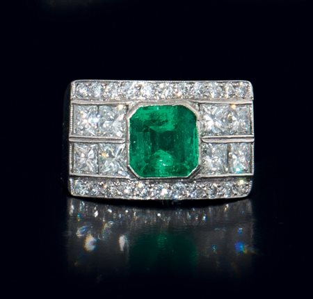 ANELLO ANELLO. In platino realizzato a fascia con al centro smeraldo taglio...