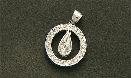 CIONDOLO CIONDOLO. In oro bianco 18 kt di forma circolare con al centro...