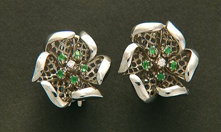 ORECCHINI COPPIA DI ORECCHINI. In oro bianco 18 kt a clip, realizzati a...