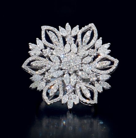 ANELLO ANELLO. In oro bianco 18 kt sommità a grande fiore internamente...