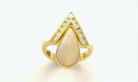 ANELLO ANELLO. In oro giallo 18 kt con opale taglio goccia cabochon entro...