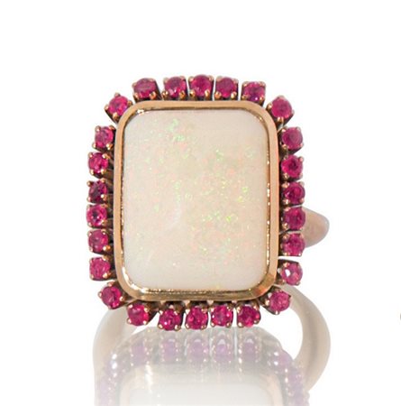 ANELLO ANELLO. In oro giallo 18 kt montatura a cestello centrata da opale...