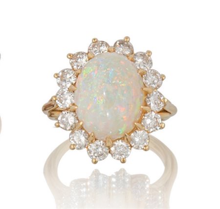 ANELLO ANELLO. In oro giallo 18 kt centrato da opale taglio ovale cabochon di...