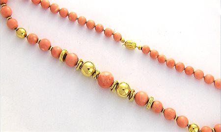 COLLANA COLLANA. Ad un filo di sfere in corallo Giappone disposte in...