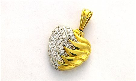 CIONDOLO CIONDOLO. In oro bianco e giallo 18 kt a cuore con motivi costolati...