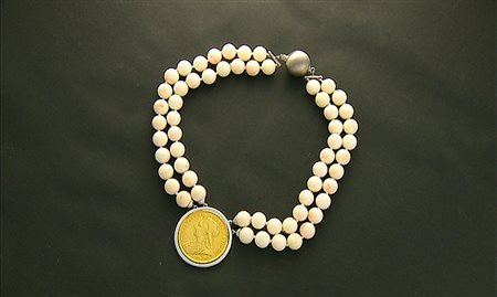 COLLANA COLLANA. A due fili di sfere in corallo rosa, motivo centrale...