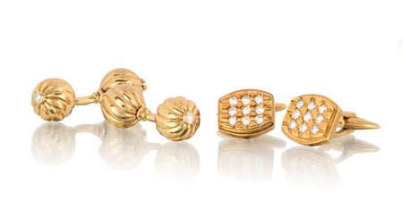 POLSINI LOTTO DI DUE COPPIE DI POLSINI. In oro giallo 18 kt una di forma...