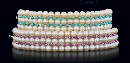 BRACCIALE LOTTO DI DUE BRACCIALI. In oro bianco 18 kt, a tre fili di perle...