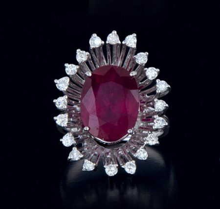 ANELLO ANELLO. In oro bianco 18 kt montatura a cestello centrata da rubino...