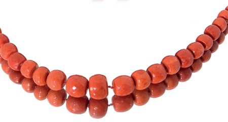 COLLANA COLLANA. Ad un filo di inserti a barilotto in corallo Giappone...