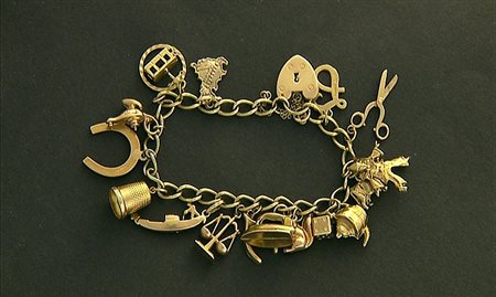 BRACCIALE BRACCIALE CHARMS INGLESE ANNI '40 CA.In oro 9 kt a catenella con...