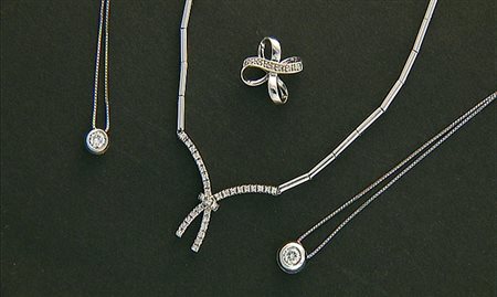 GIOIELLI VARI LOTTO DI QUATTRO GIOIELLI. In oro bianco 18 kt composto da tre...