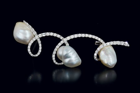 UTOPIA SPILLA DI UTOPIA. In oro bianco 18 kt montatura a volute realizzate a...