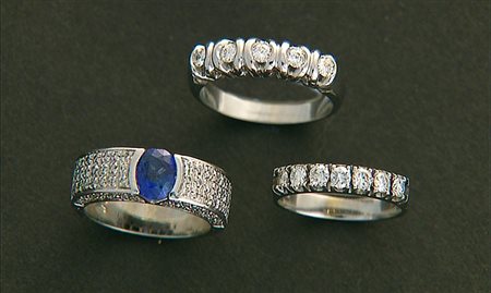 ANELLO LOTTO DI TRE ANELLI. In oro bianco 18 kt di varie forme con diamanti...