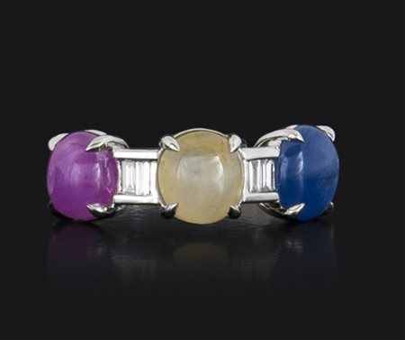 ANELLO ANELLO. In oro bianco 18 kt con tre zaffiri stellati multicolor taglio...