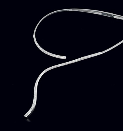 COLLANA GIROCOLLO. In oro bianco 18 kt montatura rigida con chiusura a molla,...