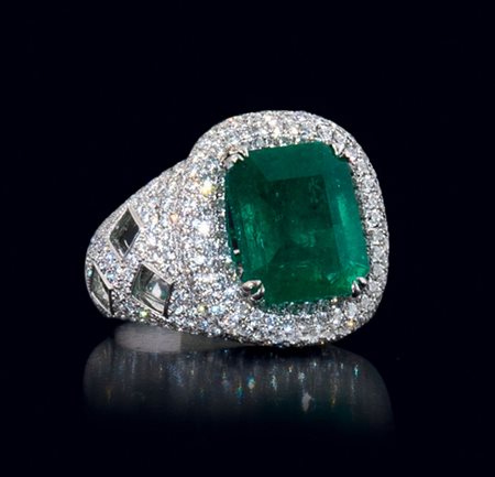 ANELLO ANELLO. In oro bianco 18 kt internamente foderato con smeraldo taglio...