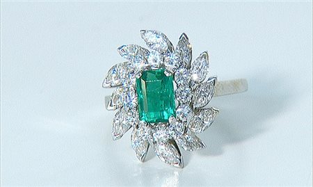 ANELLO ANELLO. In oro bianco 18 kt con smeraldo taglio rettangolare a...