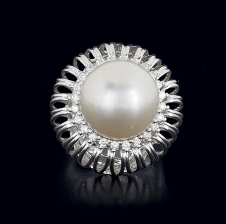 ANELLO ANELLO. In oro bianco 18 kt internamente foderato, sommità bombata...