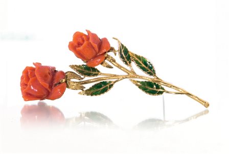 SPILLA SPILLA ANNI '60 CA. In oro giallo 18 kt con motivo a due rose, decori...