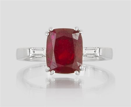ANELLO ANELLO. In oro bianco 18 kt centrato da rubino taglio cuscino Burma...