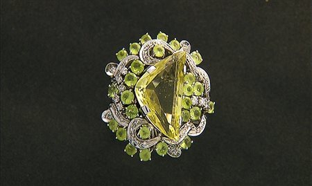 ANELLO ANELLO. In oro bianco 18 kt sommità bombata a cestello con al centro...