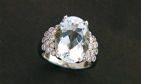ANELLO ANELLO. In oro bianco 18 kt con acquamarina taglio ovale di cts. 8,80...