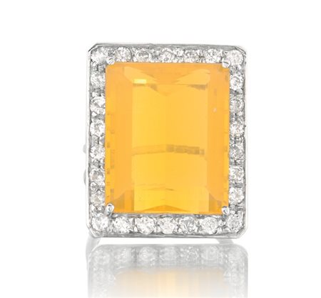 ANELLO ANELLO. In oro bianco 18 kt montatura a cestello centrata da opale di...