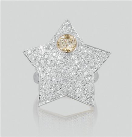 ANELLO ANELLO. In oro bianco 18 kt internamente foderato, montatura a stella...