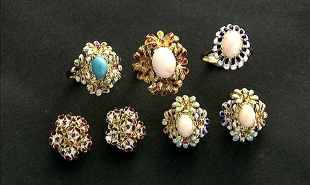 GIOIELLI VARI LOTTO DI CINQUE GIOIELLI. In oro giallo e bianco 18 kt composto...