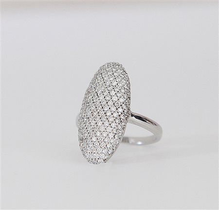 ANELLO ANELLO. In oro bianco 18 kt internamente foderato, sommità ovalizzata...