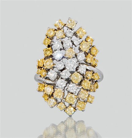 ANELLO ANELLO. In oro bianco 18 kt sommità impreziosita da diamanti fancy...