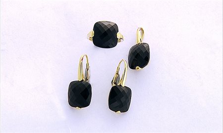 PARURE DEMI PARURE. In oro giallo 18 kt composta da anello, coppia di...