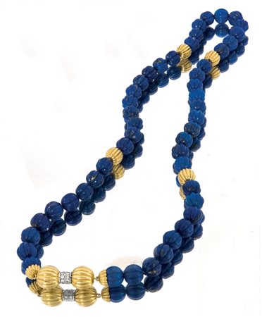 COLLANA COLLANA. Ad un filo di sfere costolate in lapislazzulo con...