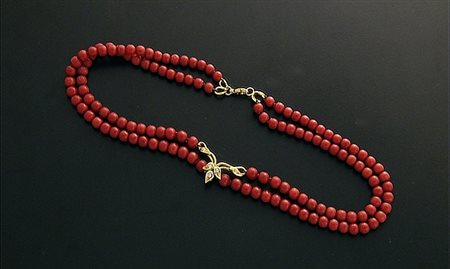 COLLANA COLLANA. A due fili di sfere in corallo disposte in gradazione dal...