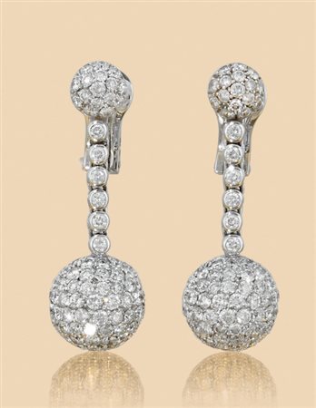 DE GRISOGONO COPPIA DI ORECCHINI PENDENTI FIRMATI DE GRISOGONO. In oro bianco...