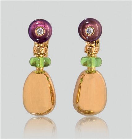 BULGARI COPPIA DI ORECCHINI PENDENTI DI BULGARI. In oro giallo 18 kt perno e...