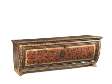 CASSONE, VENEZIA, INIZI SECOLO XVIin legno dipinto, dorature, fronte bombato...