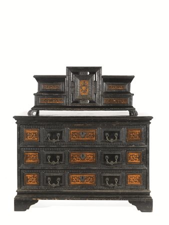CASSETTONE, LOMBARDIA, SECOLO XVIIin legno ebanizzato, piano rettangolare,...