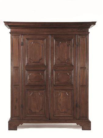 ARMADIO, ITALIA CENTRALE, INIZI SECOLO XVIIIin noce, cappello modanato,...