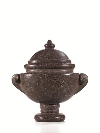 VASO CON COPERCHIO, ROMA, FINE SECOLO XVIIin porfido, corpo di forma ovoidale...